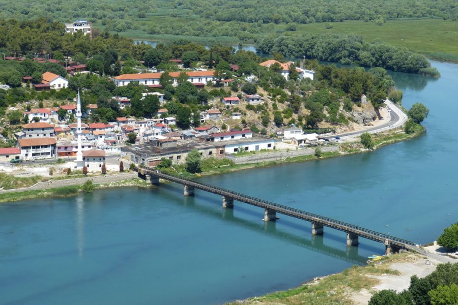 albania_skoder_river_village_mosque_minaret_water_landscape-836069.jpg!d