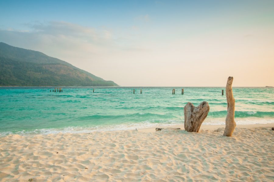 thailand_beach_no_people_blue_water_log_sea_sky_cloud-633247.jpg!d